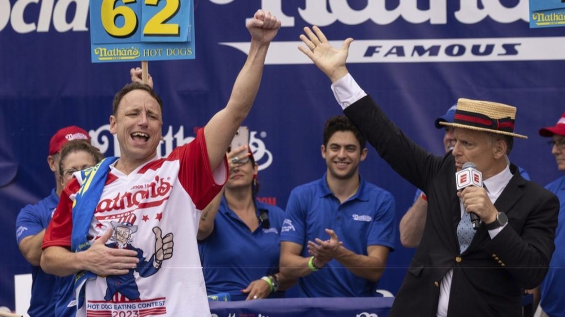 Joey Chestnut Trở Lại Cuộc Thi Ăn Hotdog Coney Island Sau Tranh Chấp Hợp Đồng