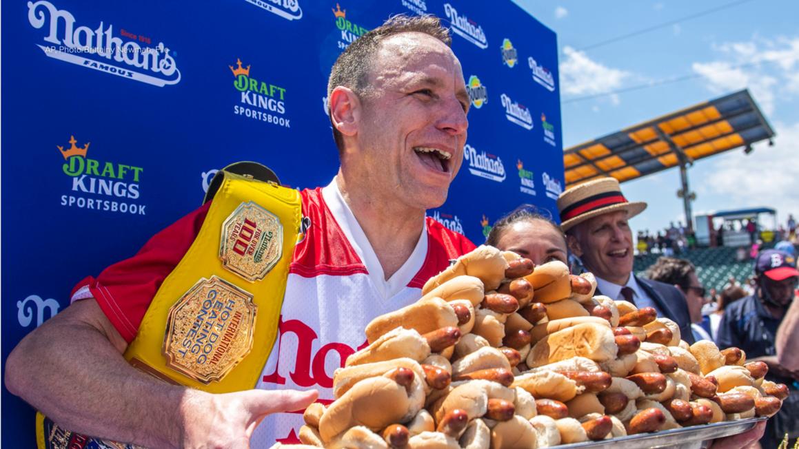 Vua ăn hot dog Joey Chestnut sẽ trở lại cuộc thi ngày 4 tháng 7 sau tranh chấp năm 2024