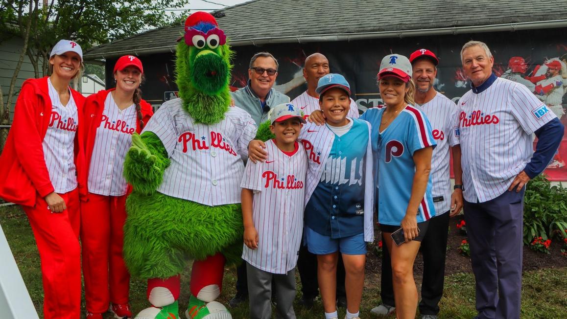 Philadelphia Phillies và ‘King Swings’ Trao Tặng Khu Vườn Mới Cho Gia Đình Ở Malvern