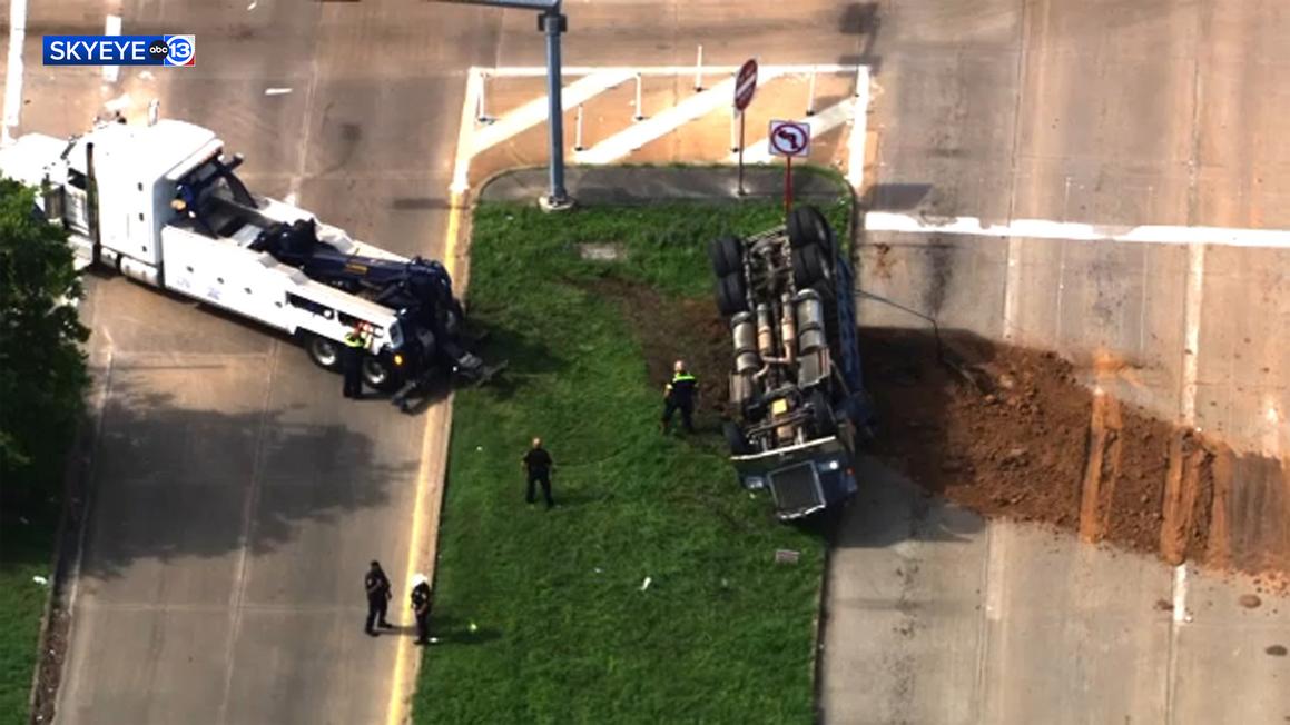 16836309 062425 ktrk skyeye bugged overturned big rig img
