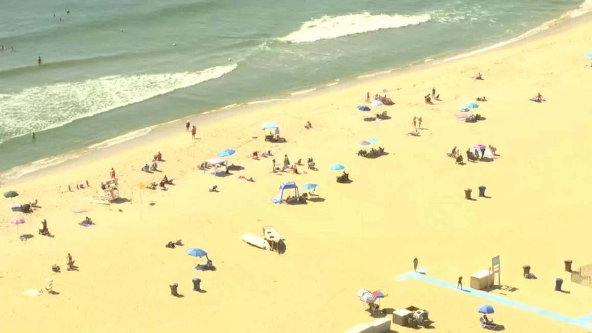 Nữ nhân viên cứu hộ bị xiên bởi ô trên bãi biển ở Asbury Park, New Jersey