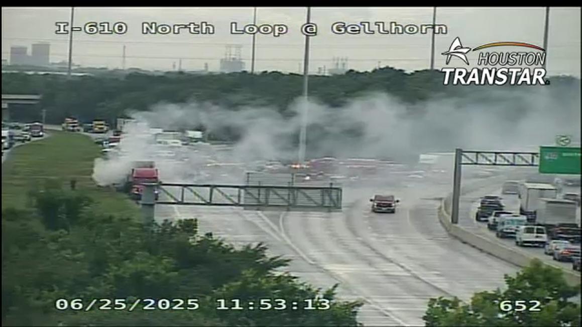 Xe tải bốc cháy trên đường I-10 East Freeway, gây tắc nghẽn giao thông nghiêm trọng