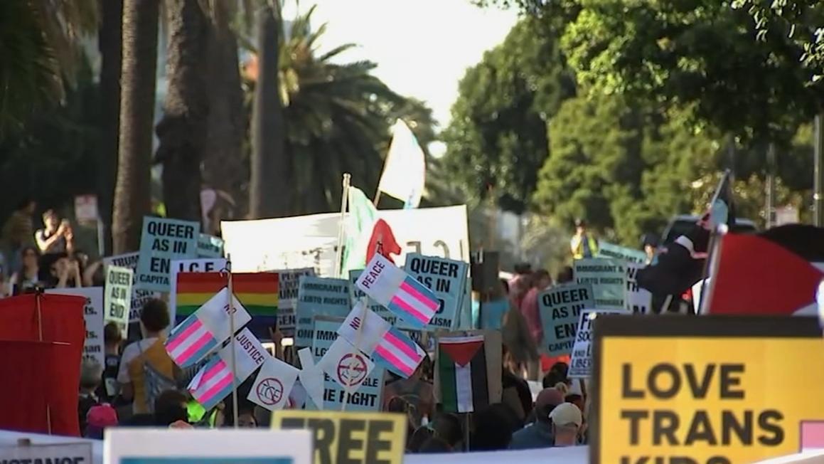 Người tham gia Trans March San Francisco kêu gọi một thế giới an toàn hơn giữa những lo ngại gia tăng với chính quyền Tổng Thống Trump