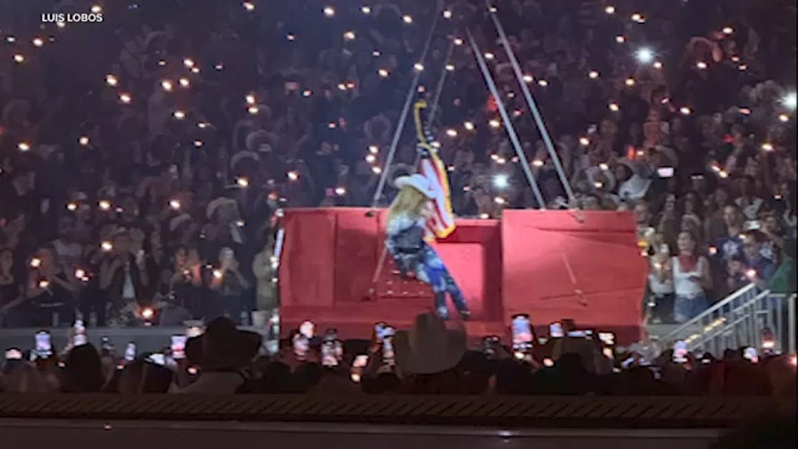 Xe của Beyoncé gặp trục trặc khi đang lơ lửng trên không trong buổi hòa nhạc ở Houston