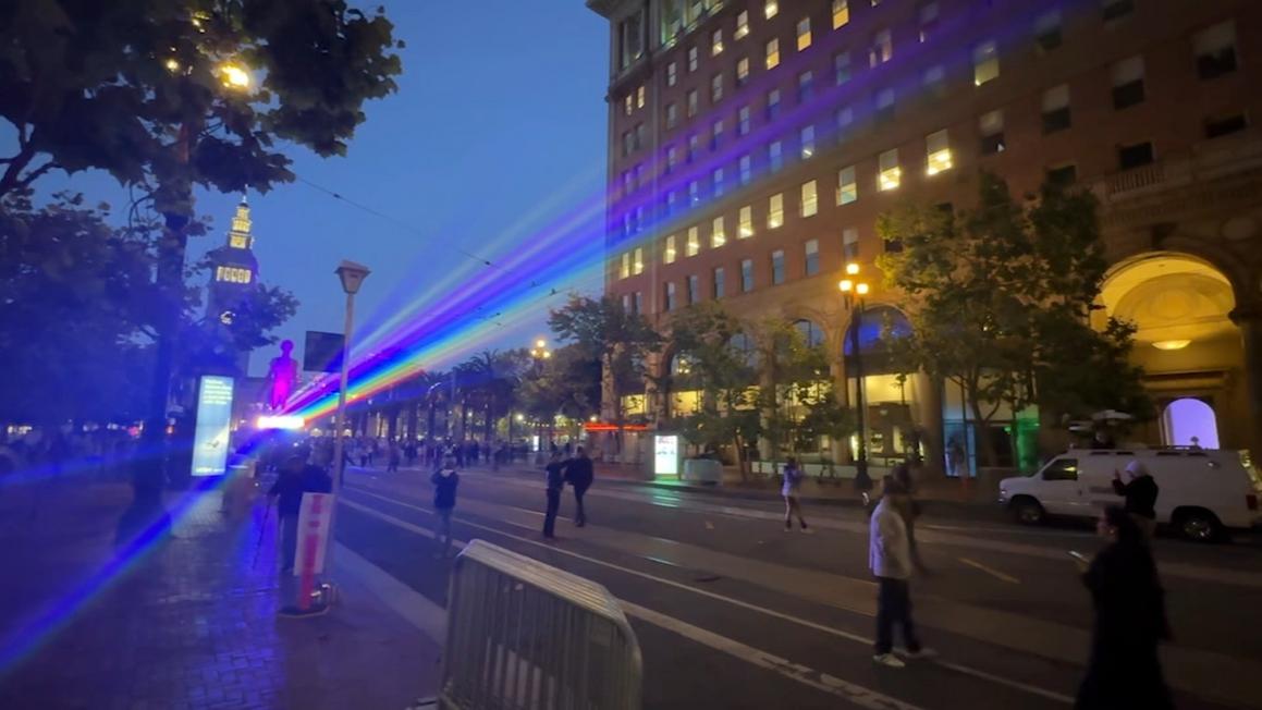 San Francisco khép lại Tuần lễ Pride bằng ánh đèn laser cầu vồng và thông điệp hy vọng trong cuộc chiến vì bình đẳng
