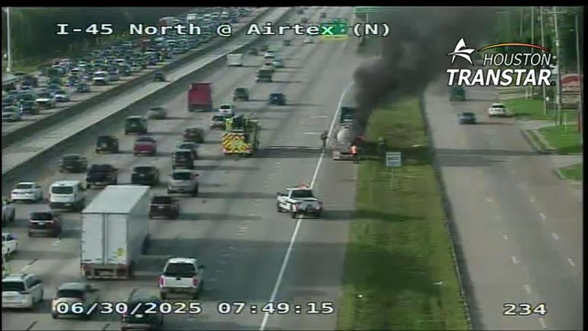 Hỏa hoạn xe tải 18 bánh gây tắc nghẽn nhiều làn đường trên xa lộ North Freeway