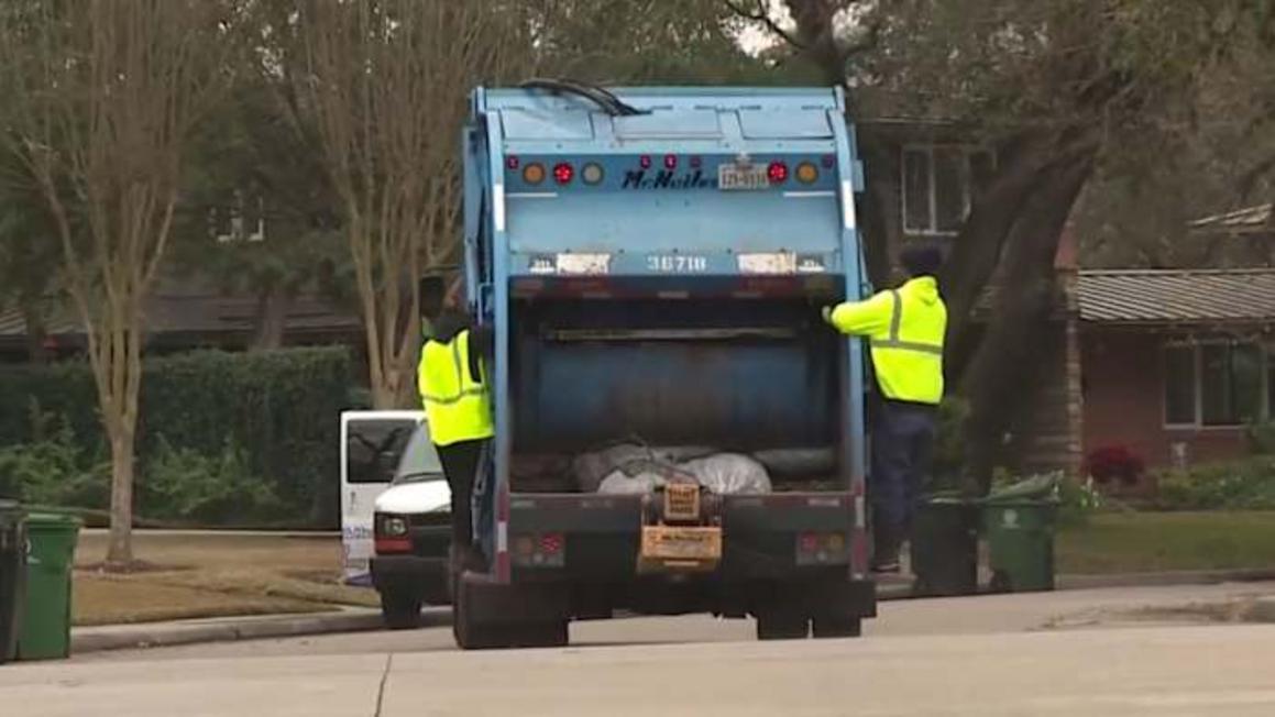 Giám đốc Quản lý Chất thải Rắn Houston Từ Chức, Chia Sẻ Thách Thức Về Chương Trình Tái Chế