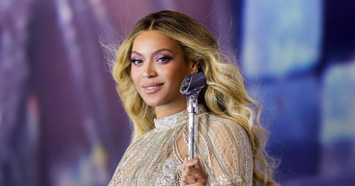 Người hâm mộ chỉ trích Beyoncé vì áo phông có dòng chữ gọi người Mỹ bản địa là ‘kẻ thù của hòa bình’