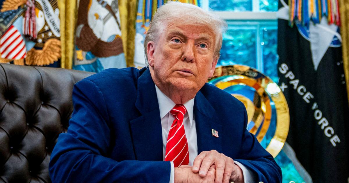 Tổng Thống Trump Ân Xá Cho Hai Thợ Lặn Giải Cứu 19 Con Cá Mập Khỏi Vùng Biển Florida
