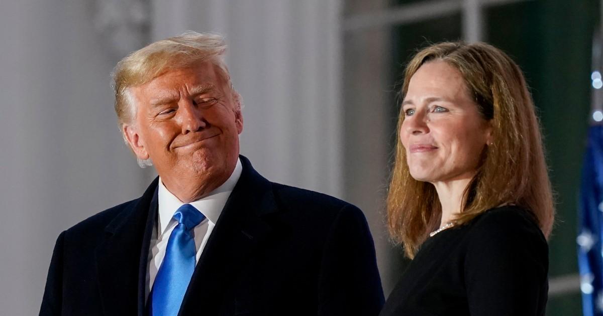 Sau những chỉ trích từ giới MAGA, Thẩm phán Amy Coney Barrett mang lại thắng lợi cho Tổng Thống Trump