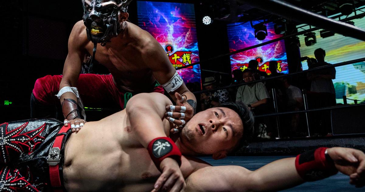 Đấu Vật Chuyên Nghiệp Kiểu Mỹ Thu Hút Khán Giả Tại Trung Quốc Với Các Chiêu Thức Kung Fu và Mặt Nạ Rồng