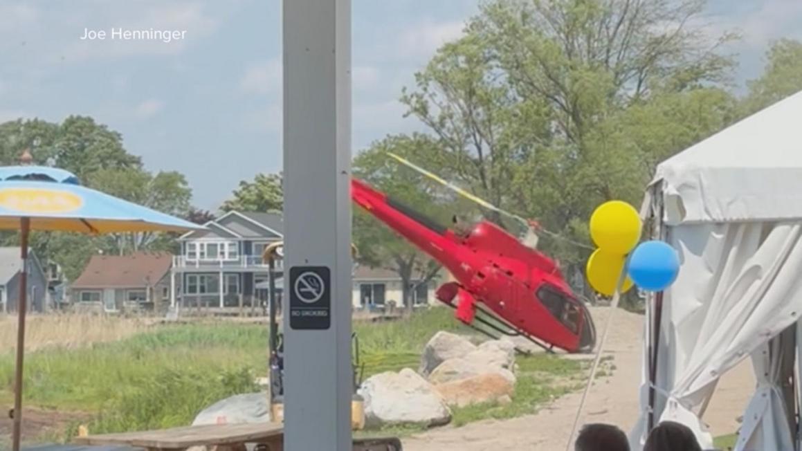 Trực thăng Lật Ngửa Khi Hạ Cánh Bên Ngoài Nhà Hàng Ở Michigan