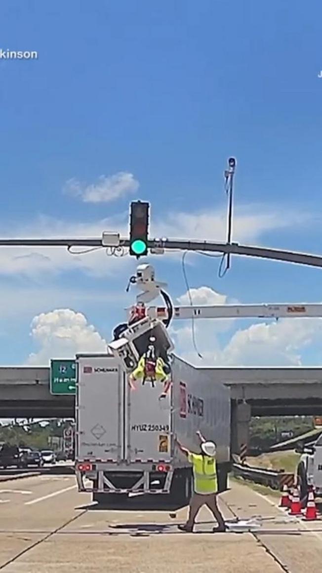 Xe tải 18 bánh đâm vào công nhân điện ở Louisiana