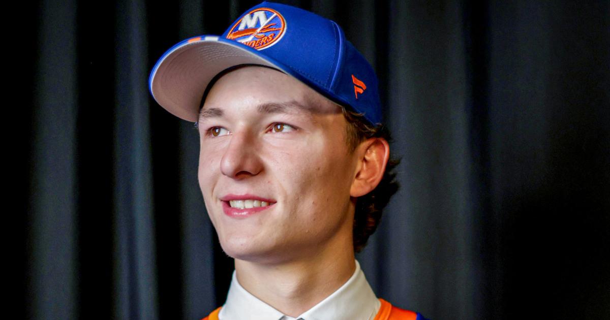 Tuyển Thủ Matthew Schaefer của Islanders Tri Ân Người Mẹ Quá Cố Bằng Nụ Hôn Và Lời Hứa