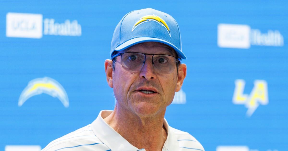 Cựu huấn luyện viên Jim Harbaugh của Đại học Michigan bị kiện tập thể
