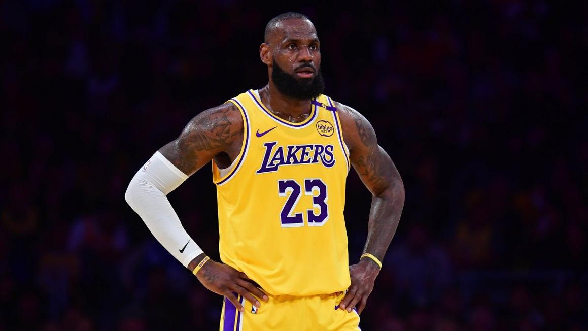 Ngôi sao Lakers LeBron James quyết định ở lại đội với mức lương .6 triệu đô