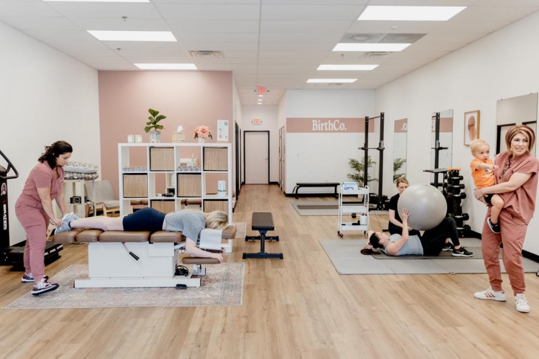 BirthCo. Chiropractic + Wellness Tạo Không Gian Chăm Sóc Y Tế Ấm Áp Cho Gia Đình
