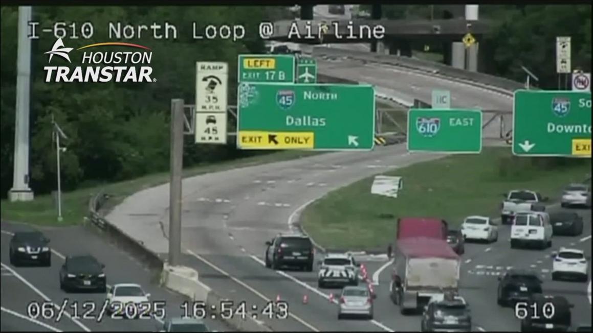 Xe container làm rớt hàng, gây kẹt xe nghiêm trọng trên xa lộ I-45 tại Houston