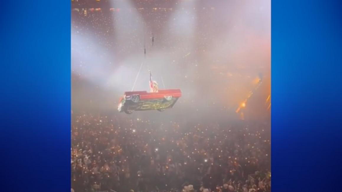Show của Beyoncé ở Houston tạm dừng vì sự cố trên không
