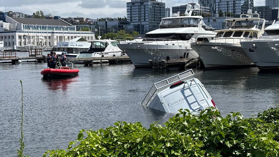 Xe Van Rơi Xuống Hồ South Lake Union, Seattle, Nguyên Nhân Chưa Rõ