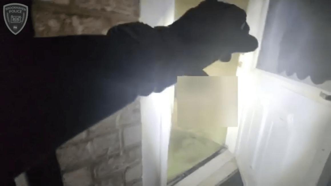 Cảnh sát dùng bodycam giải cứu người đàn ông mắc kẹt trong căn hộ cháy ở Delaware County