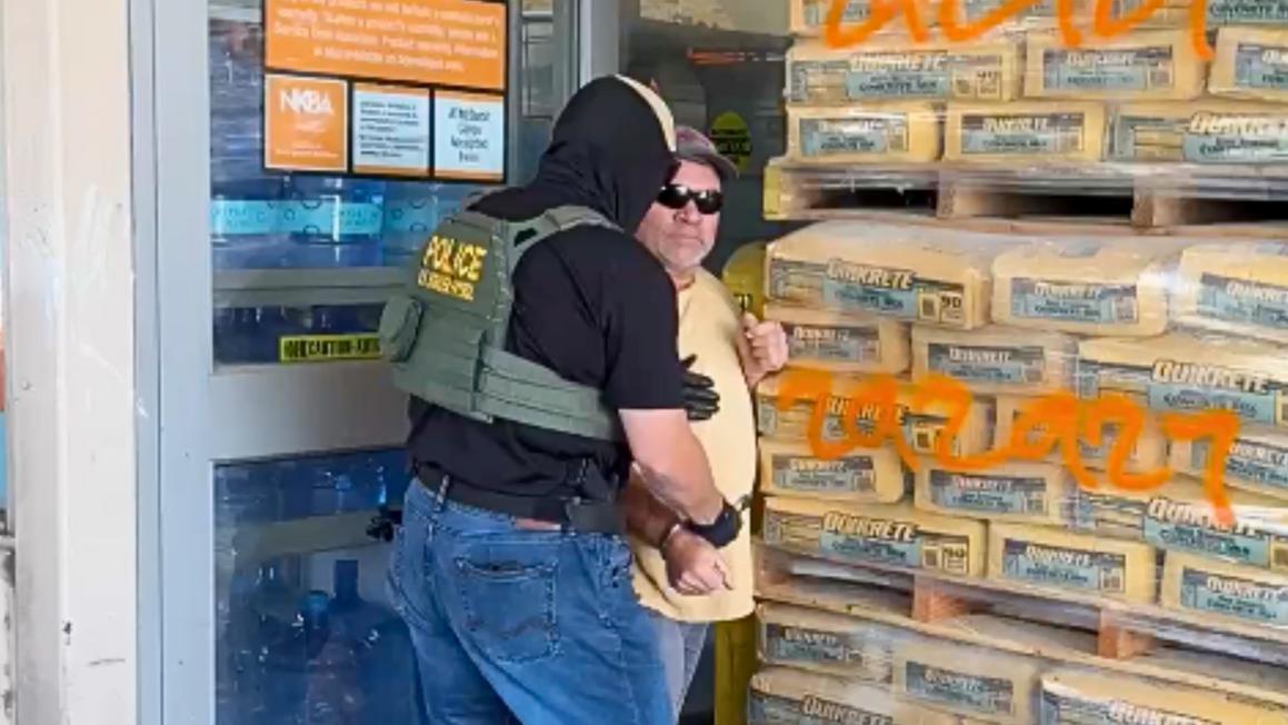 Cảnh sát liên bang xuất hiện tại Home Depot ở Cypress Park, Los Angeles, video ghi lại