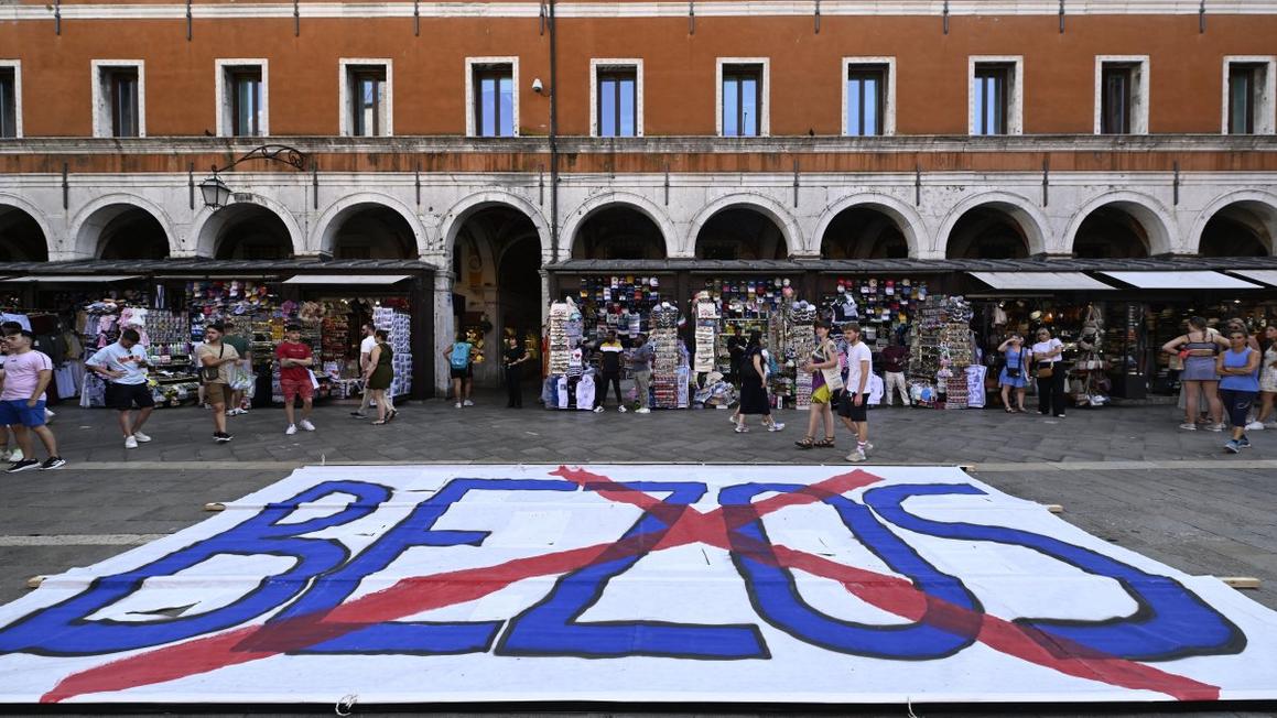 Đám cưới xa hoa của Jeff Bezos ở Venice làm dấy lên làn sóng phản đối về bất bình đẳng