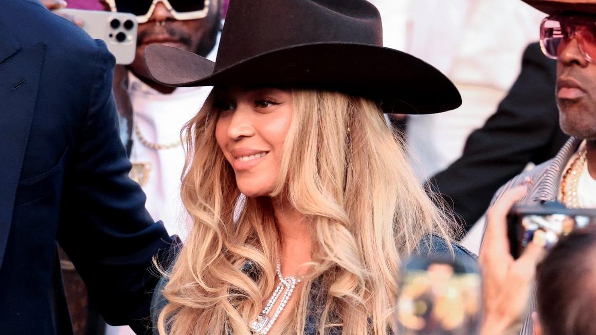 Người hâm mộ chỉ trích Beyoncé vì chiếc áo phông có dòng chữ gọi người Mỹ bản địa là ‘kẻ thù của hòa bình’
