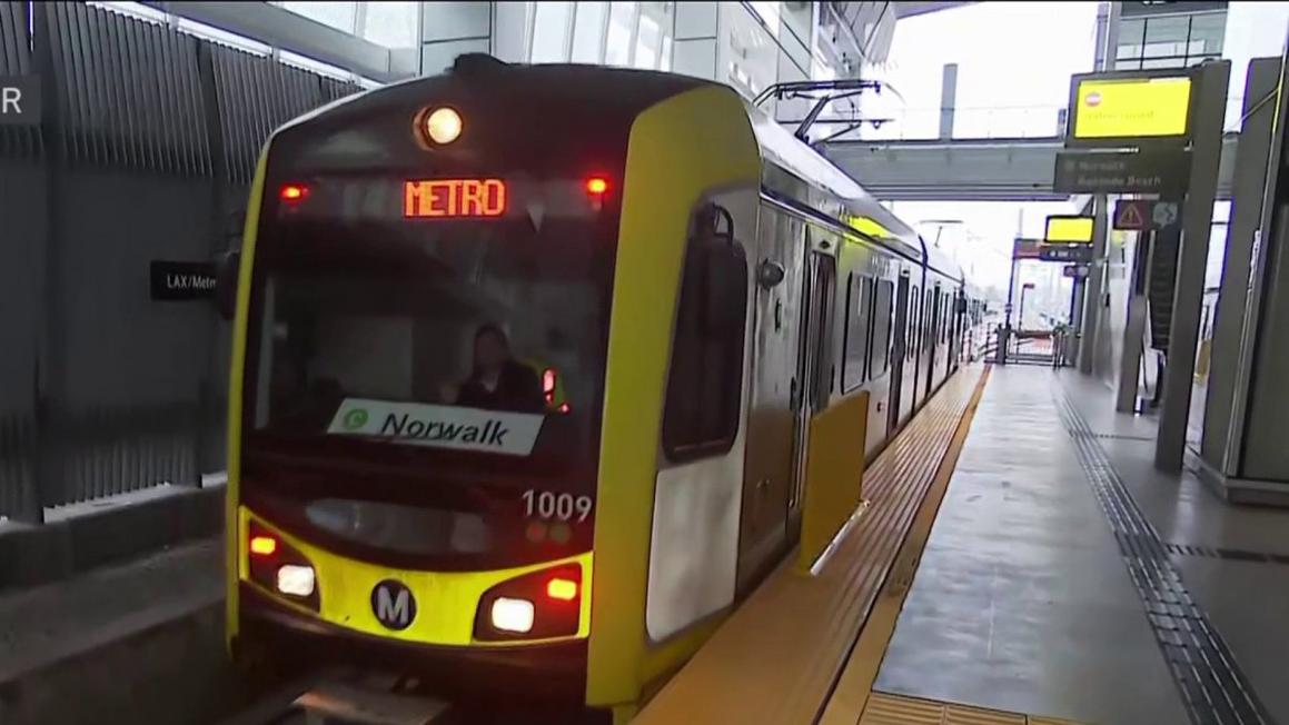 Ga Tàu Điện Mới LAX/Metro Transit Center Chính Thức Mở Cửa, Giúp Việc Đi Lại Sân Bay Thuận Tiện Hơn