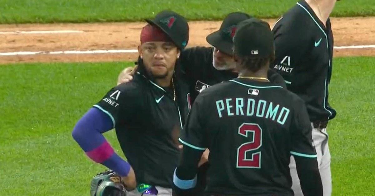 Cầu thủ MLB được huấn luyện viên an ủi sau khi bị fan la ó về người mẹ đã khuất