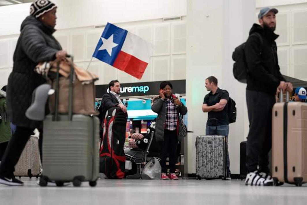 Sân bay Bush Intercontinental tại Houston tạm ngừng hoạt động do mưa giông
