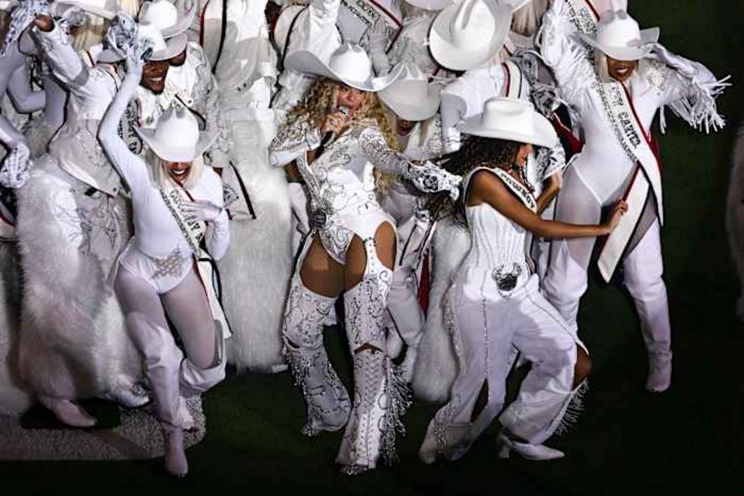 Jay-Z, Rumi và Miley Cyrus cùng biểu diễn với Beyoncé tại các chặng tour Cowboy Carter, ai sẽ là khách mời đặc biệt tại Houston?
