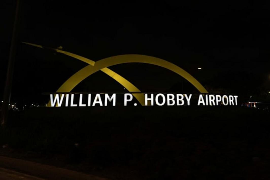 Phi Trường Bush, Hobby ở Houston Tạm Ngừng Hoạt Động Vì Mưa Giông
