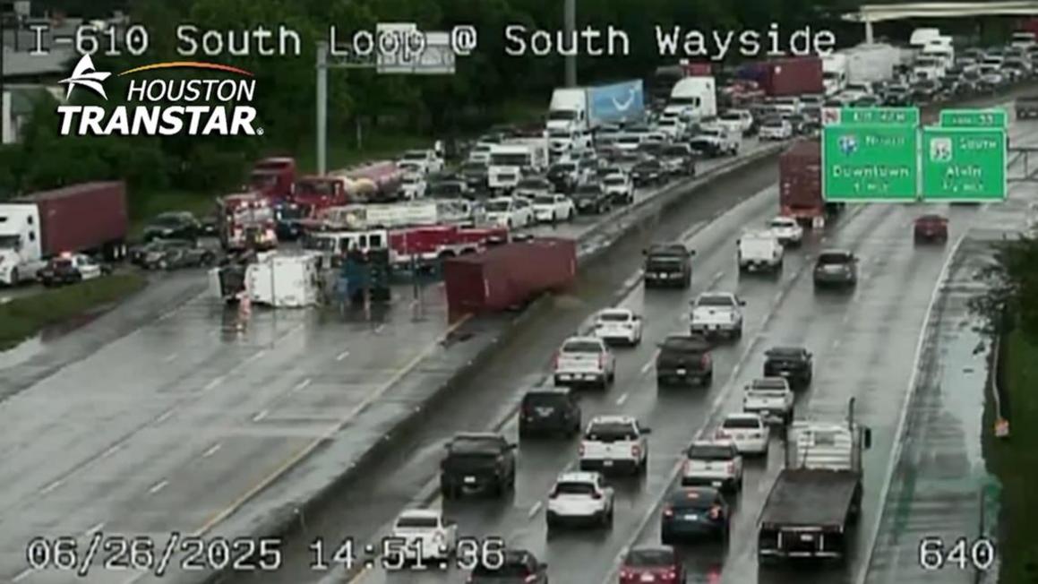 Houston: Xe tải 18 bánh gặp nạn, đường South Loop bị phong tỏa
