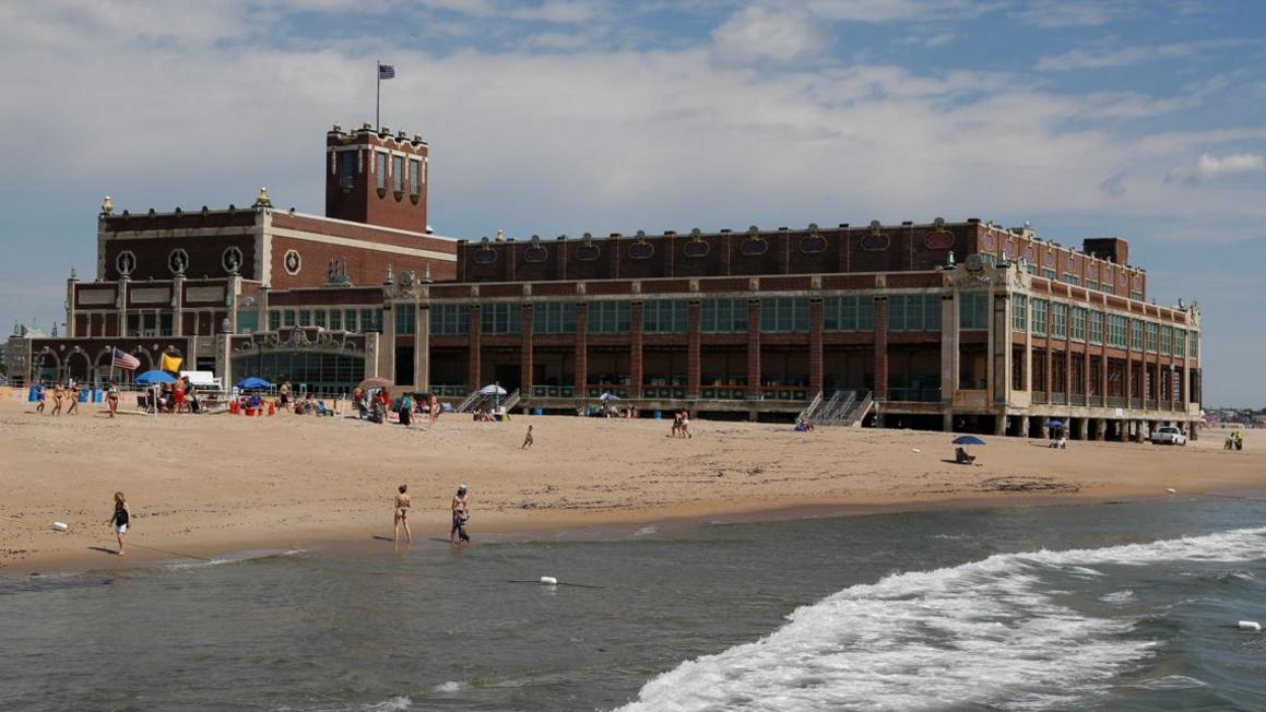 Cứu hộ viên bị cán ô dù bay đâm xuyên vai ở New Jersey