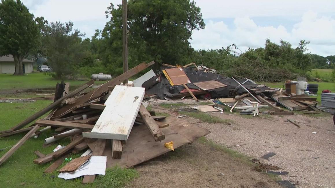Cư dân Wharton County nỗ lực tái thiết sau trận lốc xoáy: ‘Chúng tôi mất hết tất cả’