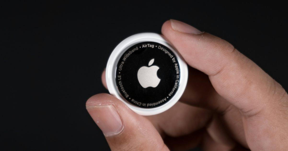 Người dùng TikTok gắn AirTag vào giày quyên góp cho Hội Chữ thập đỏ và phát hiện điều thú vị