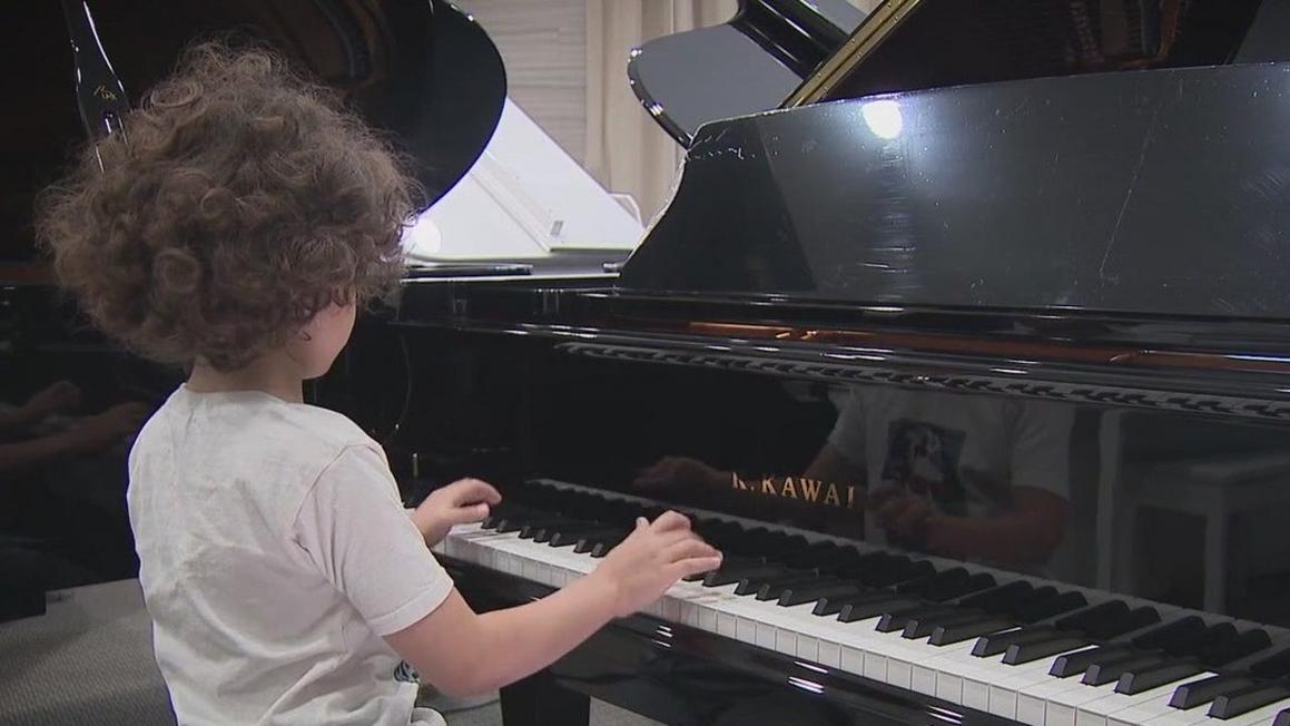Thần đồng piano 5 tuổi biểu diễn tại Walt Disney Concert Hall và Carnegie Hall