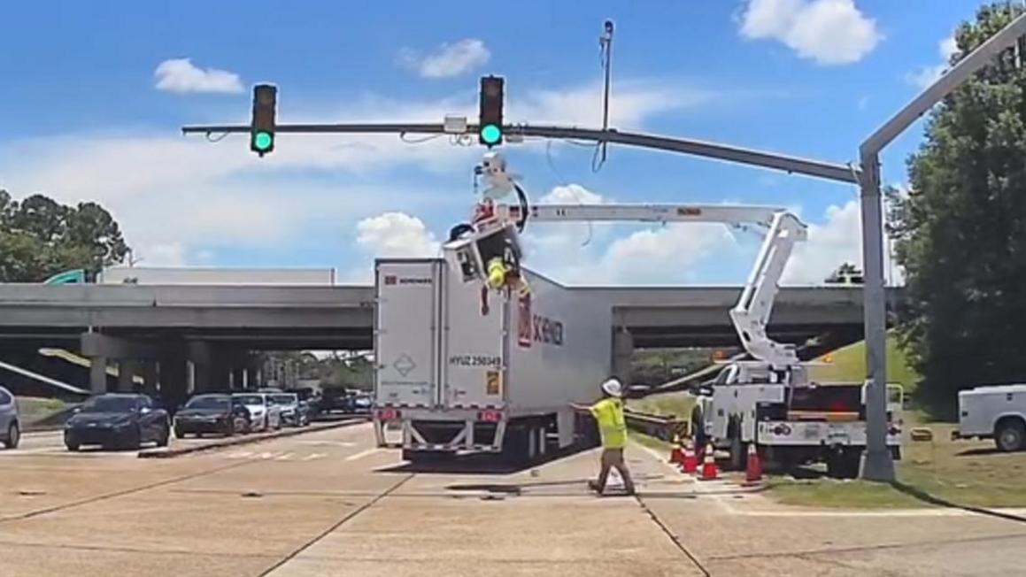 Công nhân điện lực lơ lửng giữa không trung sau va chạm với xe tải 18 bánh
