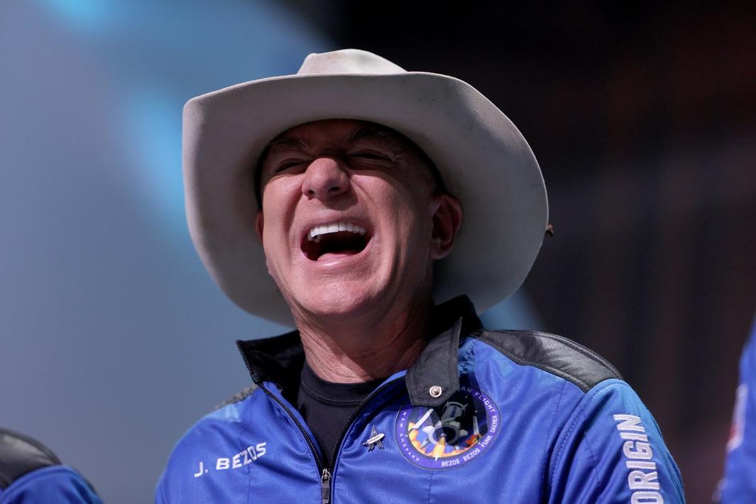 Jeff Bezos được cho là đang tìm cách lấy lòng Tổng Thống Trump sau tranh cãi công khai với Musk