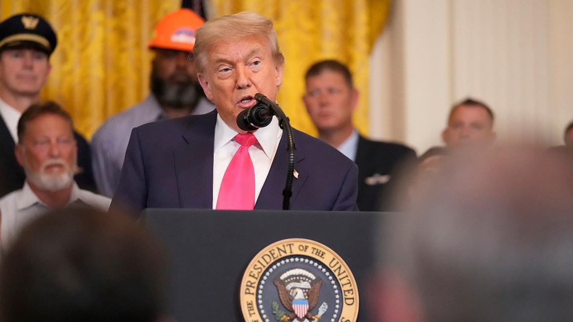 Tổng Thống Trump thuyết phục được công nhân ngành xe hơi, một người ủng hộ Đảng Dân Chủ lâu năm, nhờ chính sách ưu đãi thuế cho vay mua xe