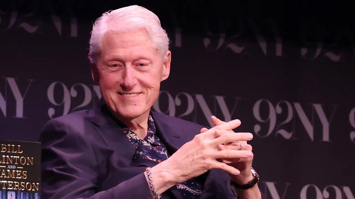 Cựu Tổng thống Bill Clinton chúc mừng ứng cử viên xã hội chủ nghĩa dân chủ thắng cử sơ bộ ở NYC