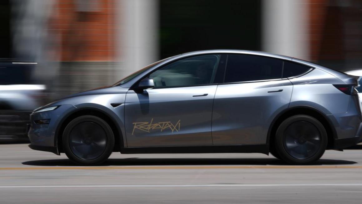 Robotaxi của Elon Musk bị điều tra sau video cho thấy xe đi sai làn đường