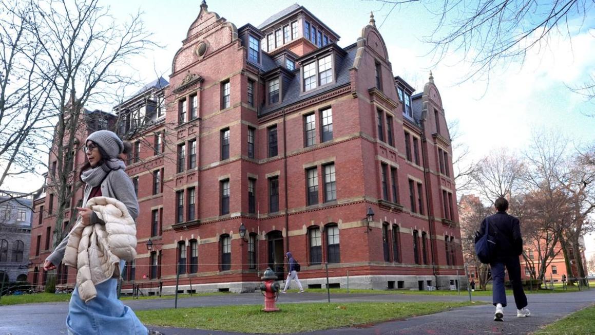 Tổng Thống Trump Tìm Cách Chặn Sinh Viên Ngoại Quốc Vào Mỹ Học Tại Đại Học Harvard