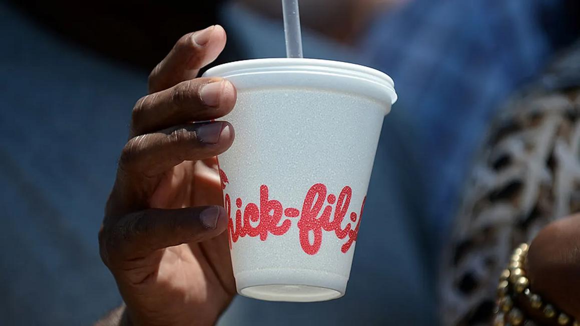 Khách hàng Chick-fil-A nhận thấy ly đựng nước chuyển sang giấy, gây tranh cãi về ly xốp