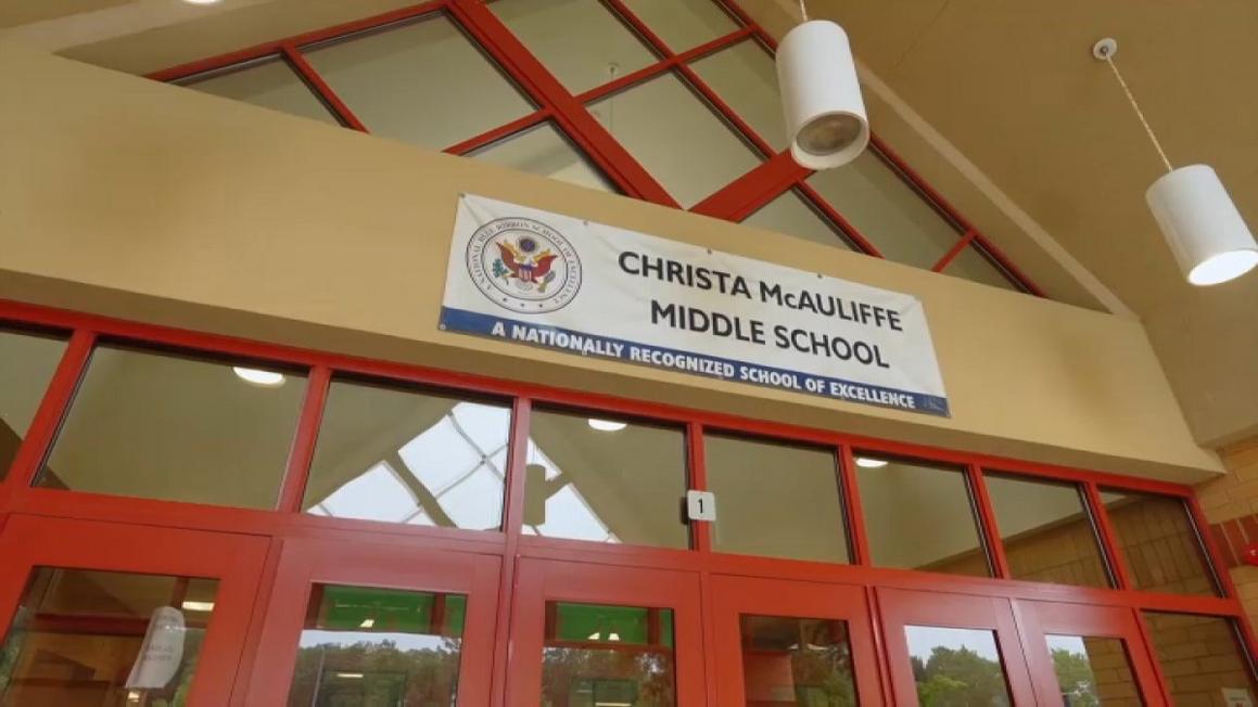 Trường Trung Học Christa McAuliffe Ở New Jersey Sắp Đóng Cửa Vì Bị Cắt Giảm Ngân Sách Tiểu Bang