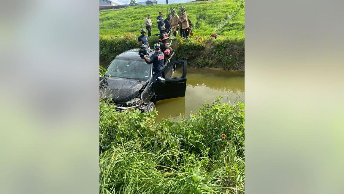 Tài xế nhập viện sau khi xe lao xuống mương ở Cypress