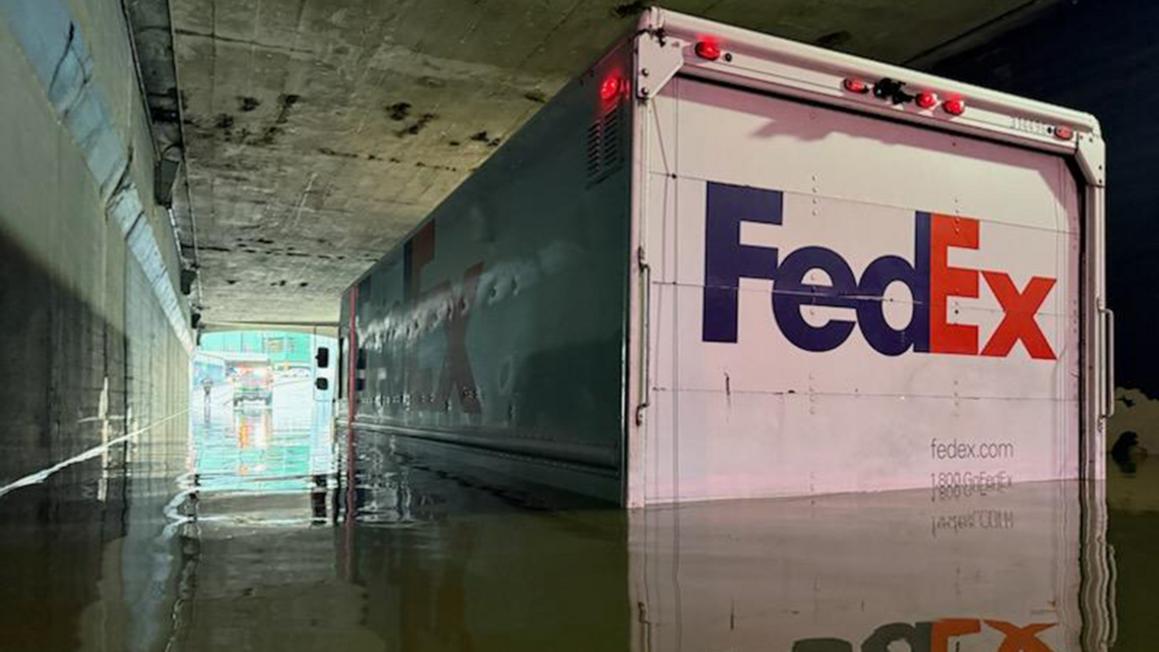 Houston: Tài xế xe FedEx được giải cứu khỏi vùng nước ngập