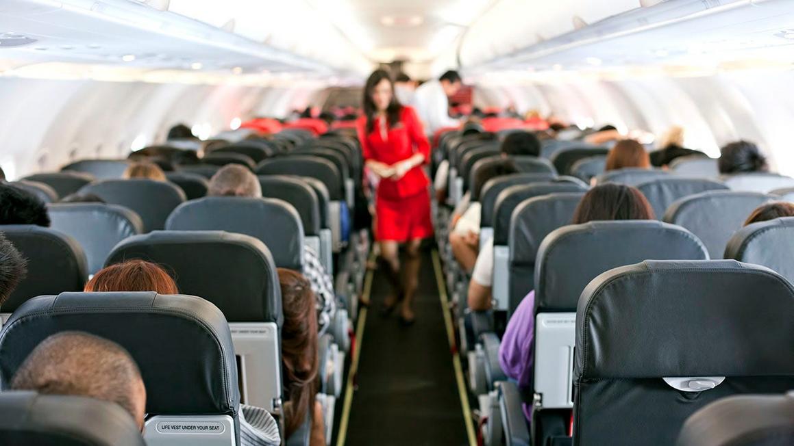 Tiếp viên hàng không yêu cầu hành khách nhả Zyn, gây hoang mang về quy định
