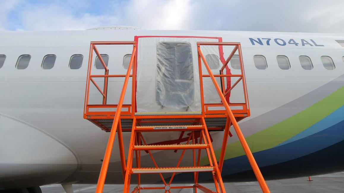 NTSB: Nhiều lỗi hệ thống dẫn đến sự cố bung cửa trên chuyến bay của Alaska Airlines